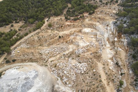 Detailaufnahme einer beleuchteten Natursteinplatte bei Verse & Vision